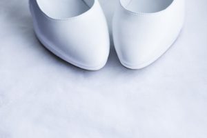 how to clean white leather shoes